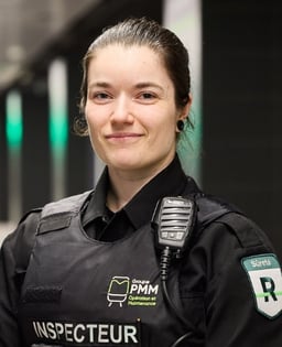 Inspecteur en uniforme du Groupe PMM avec écussons “Sûreté R” et dispositif de communication.