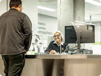 Femme travaillant à l'accueil