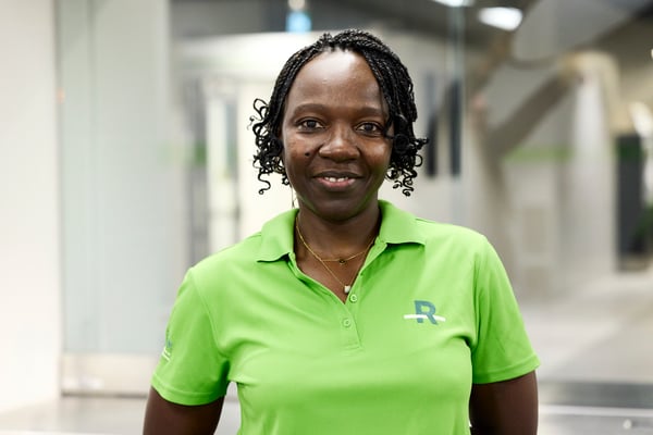 Personne en polo vert dans un espace intérieur