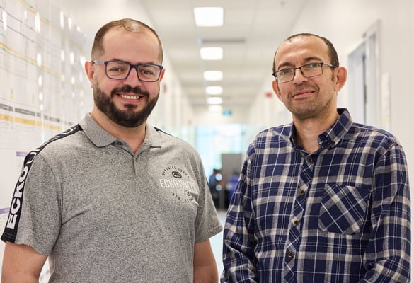 Deux hommes souriant devant la caméra