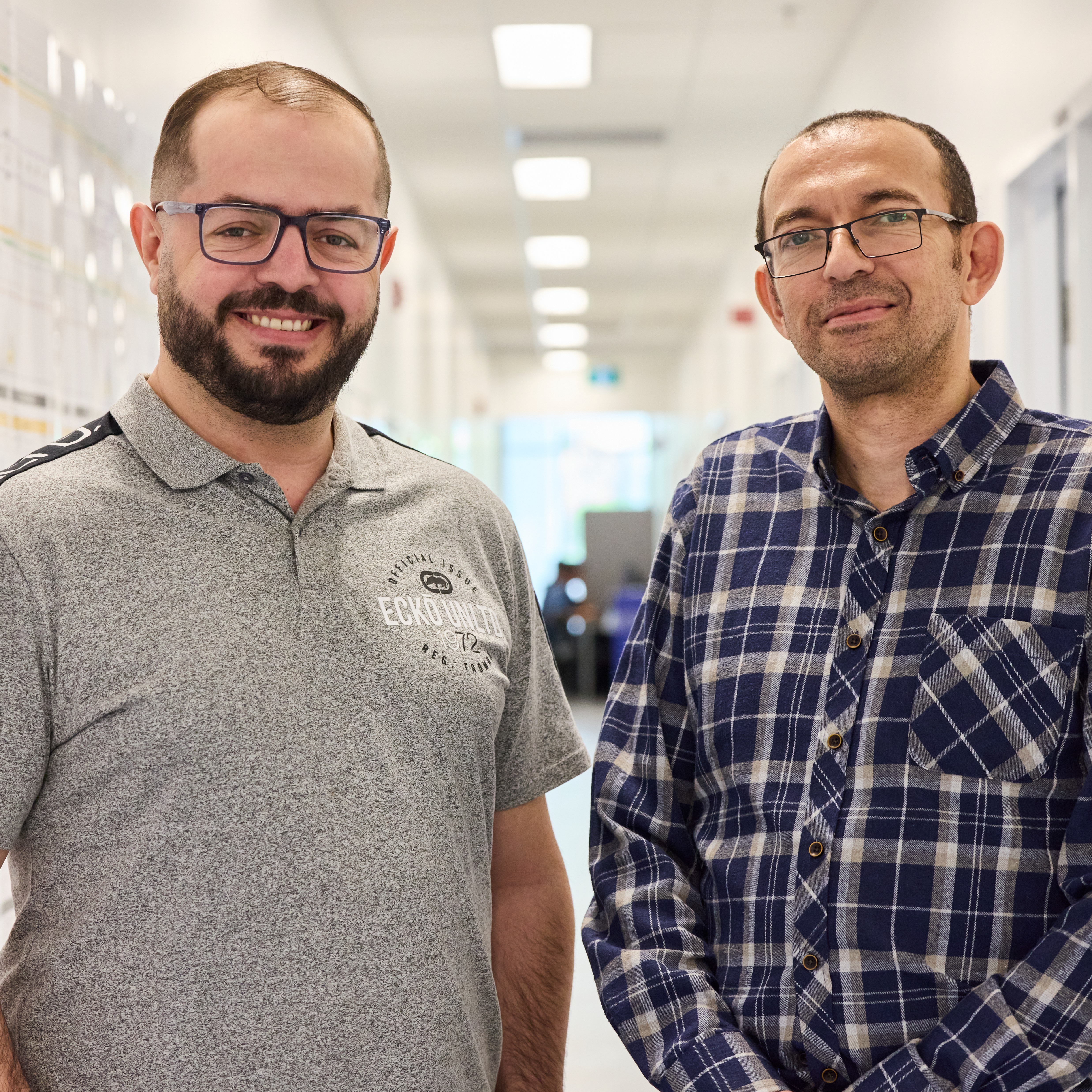 Deux hommes regardant la caméra