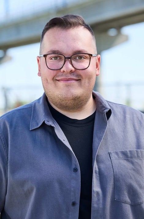 Homme debout à l'extérieur regardant la caméra