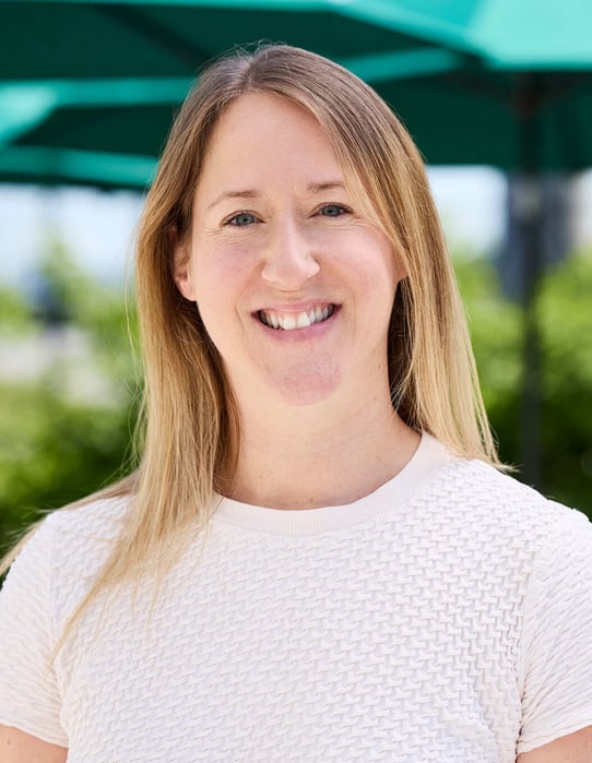 Femme debout faisant face à la caméra