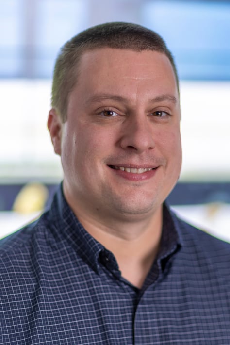 Homme debout regardant la caméra