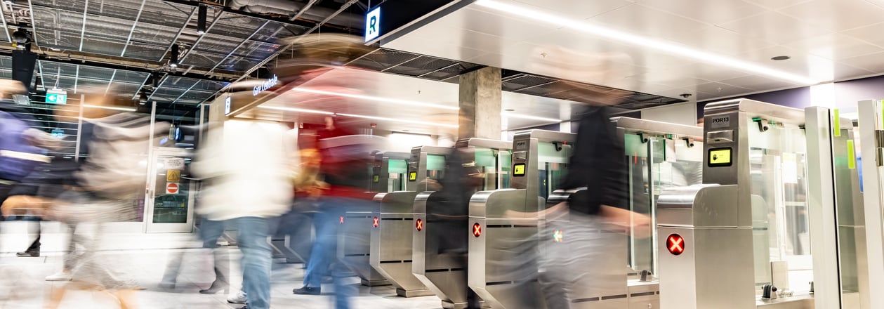 Passage de voyageurs aux tourniquets de la Gare Centrale.