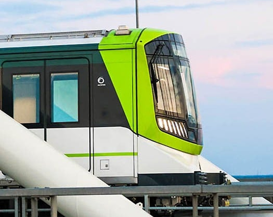 Photo du devant d'un train REM