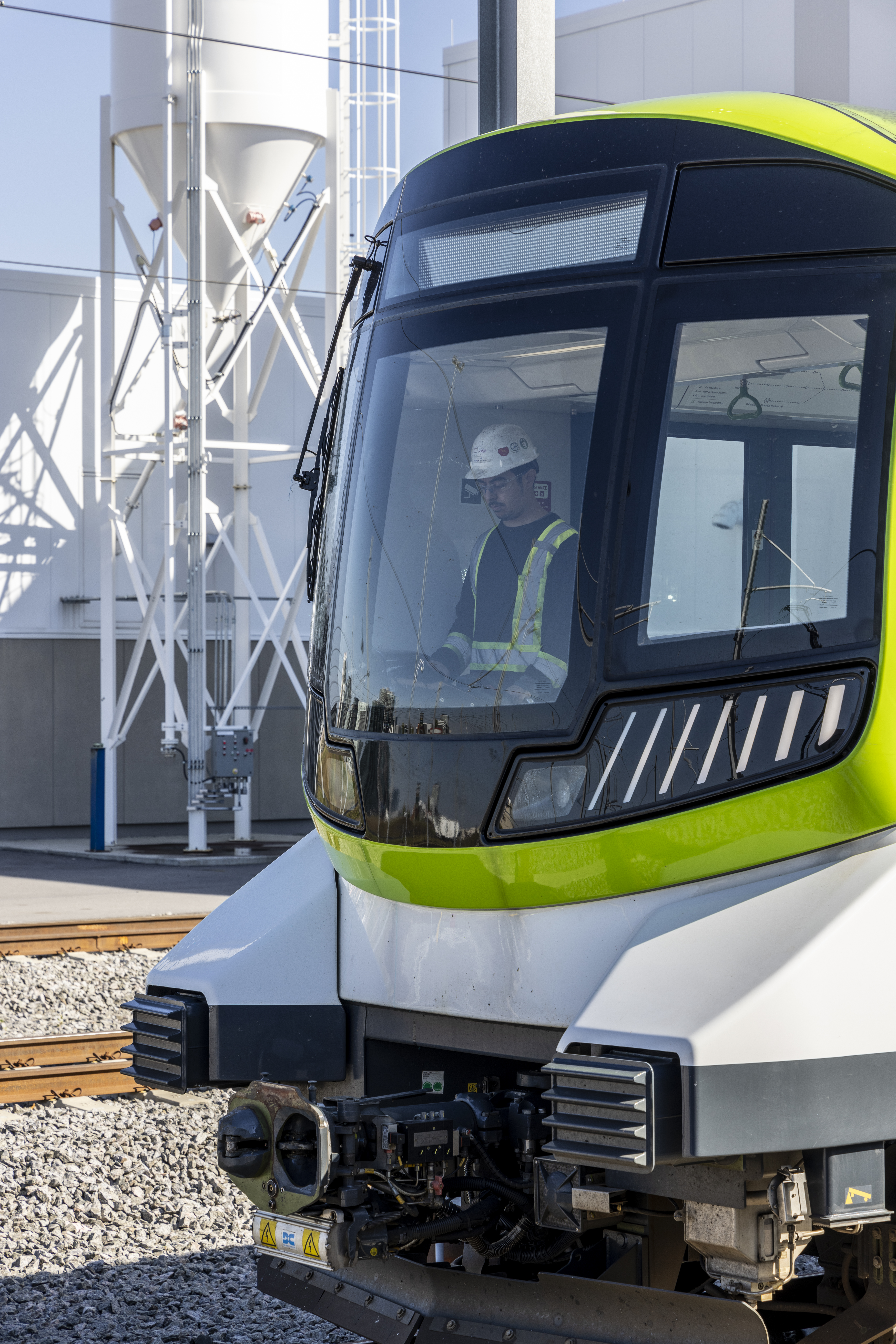 Photo du devant d'un train REM